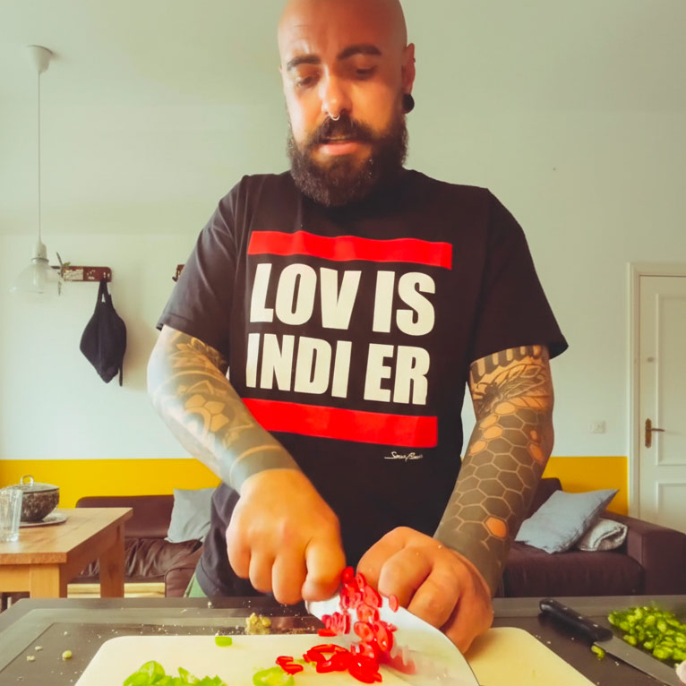 elianto comico cantautore lov is indi er lov is in the air sam badi zelig